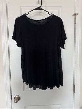 Black Women's Short Sleeve Scoop Neck Top